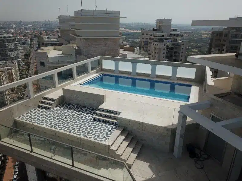 בריכה מתועשת על הגג קומה 23
