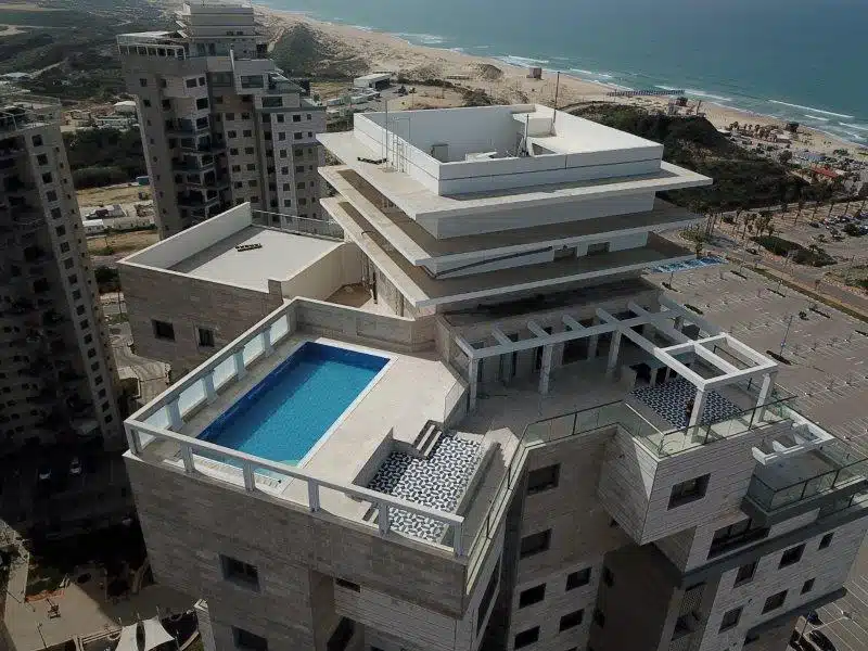 בריכה מתועשת על הגג קומה 23