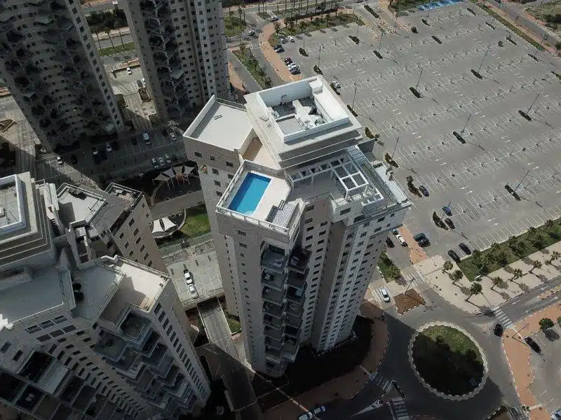 בריכה מתועשת על הגג קומה 23