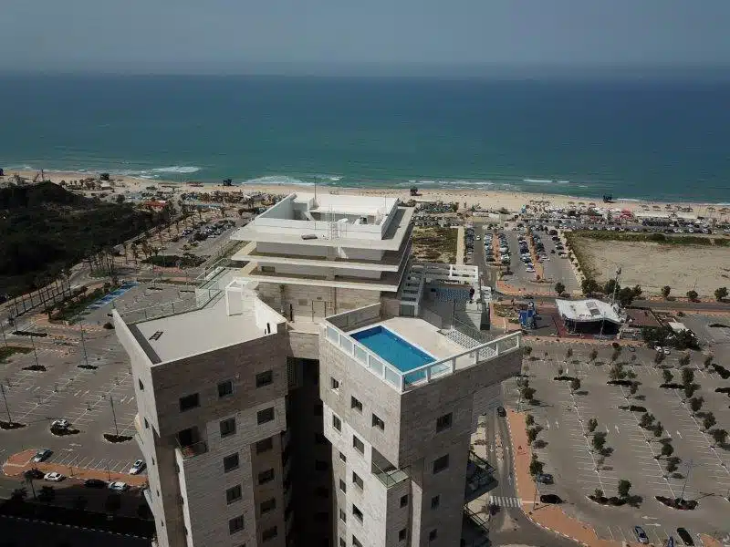 בריכה מתועשת על הגג קומה 23