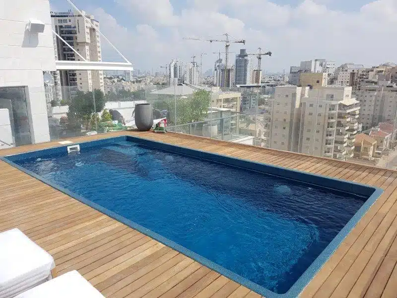 בריכה מתועשת על הגג