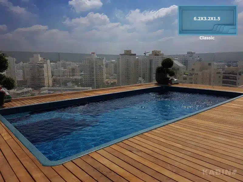 בריכה מתועשת על הגג