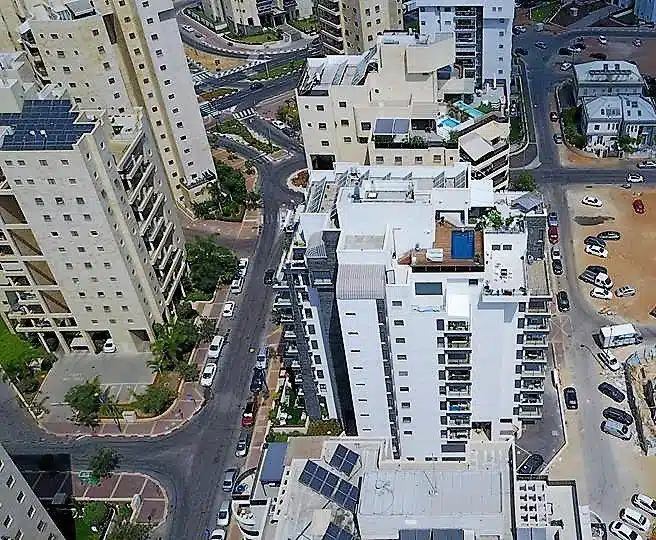 בריכה מתועשת על הגג